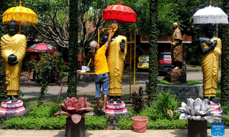 A worker cleans a buddha statue to welcome the upcoming Vesak day in Mojokerto, East Java, Indonesia, May 7, 2025 (Photo: Xinhua)