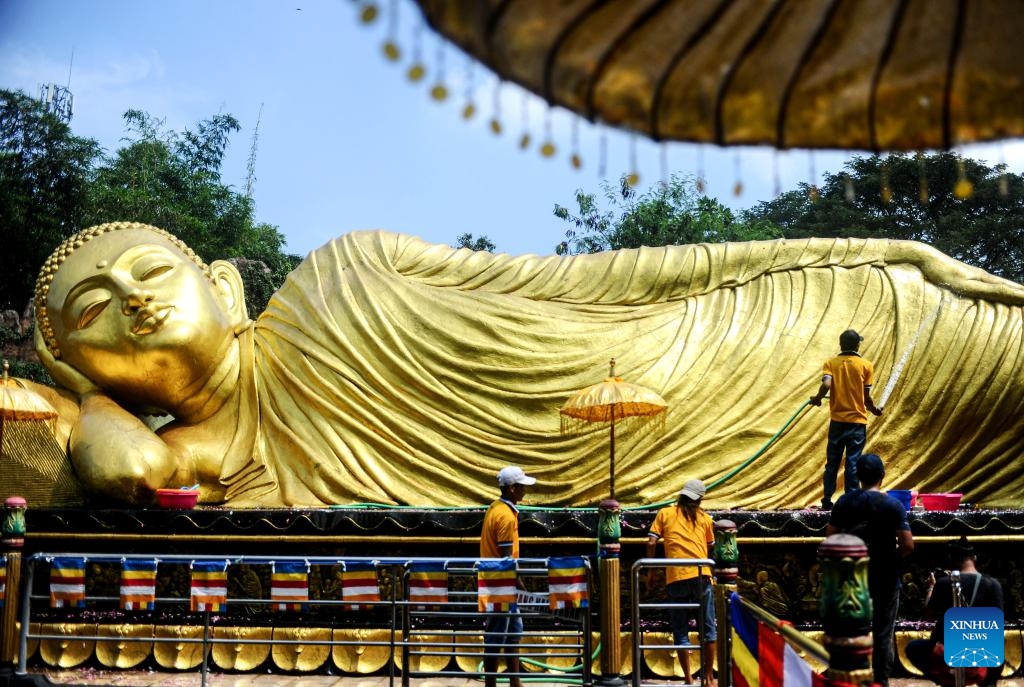 Workers clean a buddha statue to welcome the upcoming Vesak day in Mojokerto, East Java, Indonesia, May 7, 2025. (Photo: Xinhua)