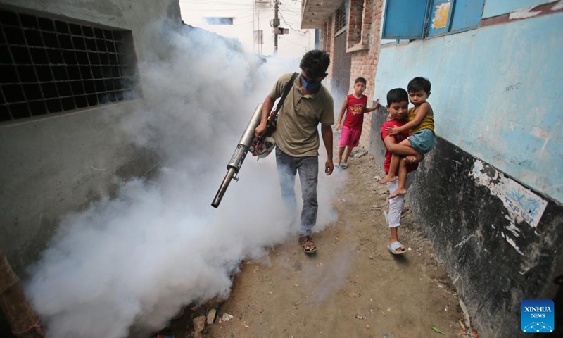 A worker sprays anti-mosquito materials to prevent the spread of dengue fever in Dhaka, Bangladesh, May 6, 2025. (Photo: Xinhua)