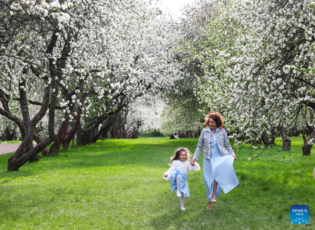 A woman and a child play in Kolomenskoye Park in Moscow, Russia, May 5, 2025. (Photo: Xinhua)