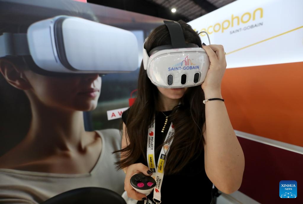 A woman tries a VR device during the Project Lebanon exhibition in Beirut, Lebanon, on May 6, 2025. Project Lebanon, or the 26th International Trade Exhibition for Construction, Energy and Environment Solutions, is held here from May 6 to 9. (Photo: Xinhua)