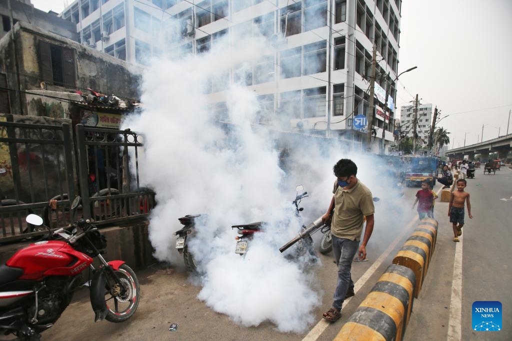 A worker sprays anti-mosquito materials to prevent the spread of dengue fever in Dhaka, Bangladesh, May 6, 2025. (Photo: Xinhua)