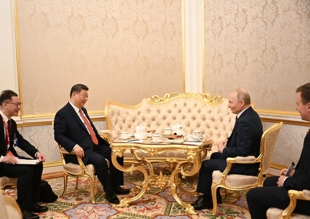 Chinese President Xi Jinping and Russian President Vladimir Putin have a chat over tea at the president's office of the Kremlin in Moscow, Russia, May 8, 2025. (Photo: Xinhua)