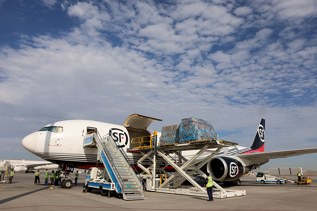 Cargo is being loaded onto a plane at the airport in Urumqi, Northwest China's Xinjiang Uygur Autonomous Region on August 15, 2024, ahead of its departure for Budapest, capital of Hungary. Photo: VCG  