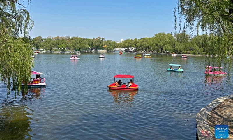 Citizens row boats in Beiling Park of Shenyang, northeast China's Liaoning Province, May 11, 2025. (Xinhua/Zhou Hua)