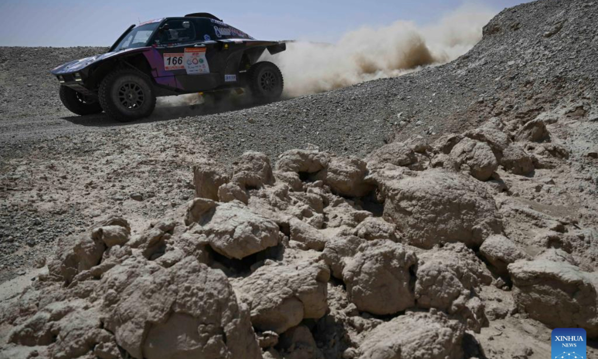 Driver Han Jianqiang and co-driver Shang Liangliang of China compete during the qualifying race of the 2025 Taklimakan Rally in Aksu, northwest China's Xinjiang Uygur Autonomous Region, May 20, 2025. (Xinhua/Hu Huhu)