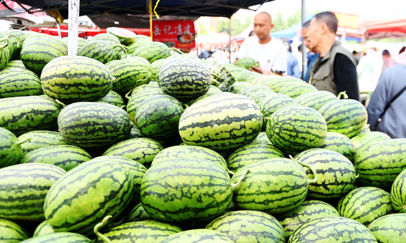 People are buying watermelons at a bazaar on May 13, 2025 in Qingdao, east China’s Shandong Province. Photo: VCG