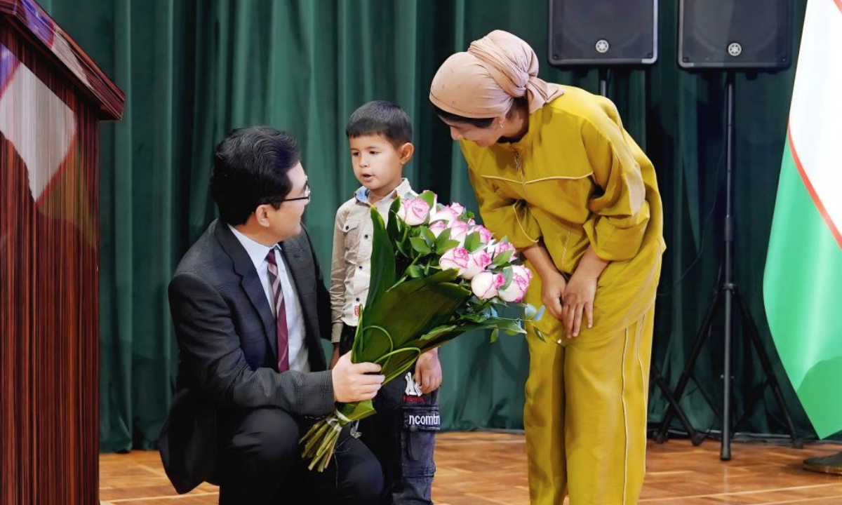 Aziz and his mother present flowers to express their gratitude to Pan Xiangbin, vice president and professor of the Beijing-based Fuwai Hospital, Chinese Academy of Medical Sciences, in Tashkent, Uzbekistan, May 1, 2025.(Fuwai Hospital/Handout via Xinhua)