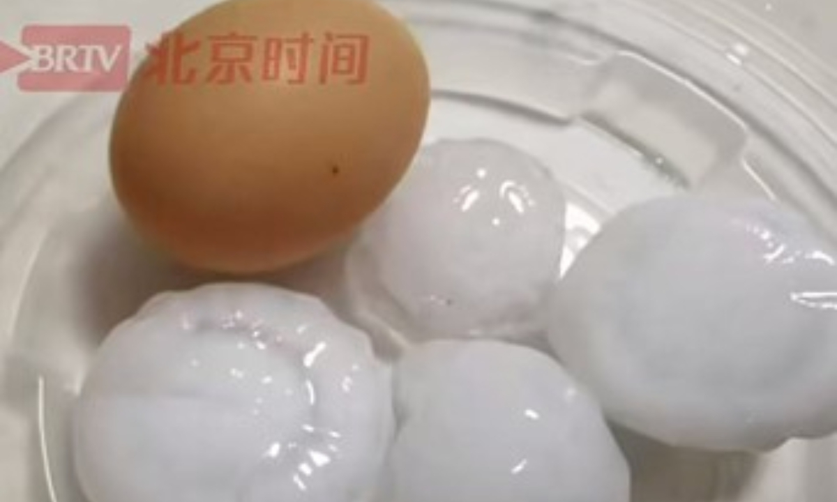 Egg-sized hailstones shared by netizens Photo: Screenshot from BRTV