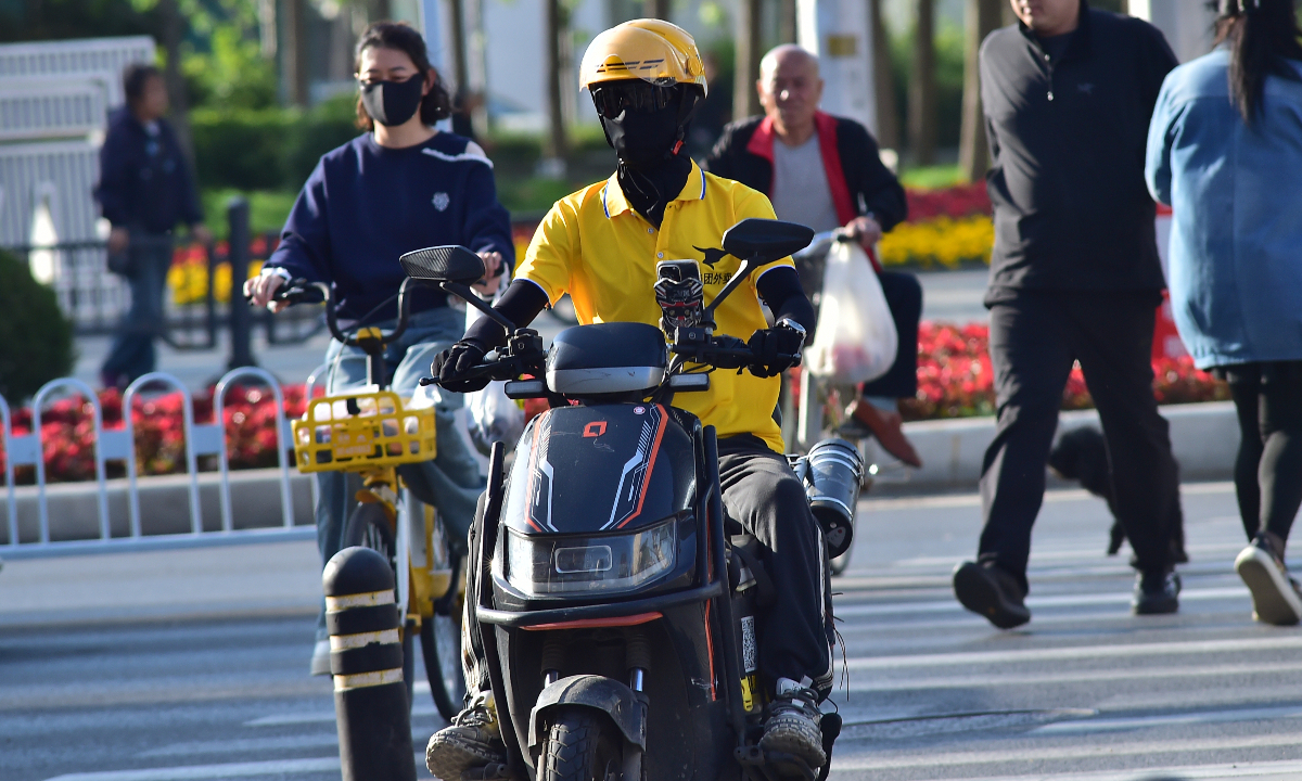 A courier delivers express in Shenyang, Northeast China’s Liaoning Province, with his face entirely being covered, as temperatures hit 28 C on May 16, 2025. Photo: IC