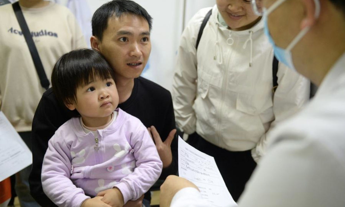 People communicate with a medical expert at a hospital in Bouyei-Miao Autonomous Prefecture of Qianxinan, southwest China's Guizhou Province, April 24, 2025. A congenital heart disease (CHD) screening program in the province has supported nearly 10,000 children born with the CHD by offering them free surgeries. (Xinhua/Liu Yongzhen)