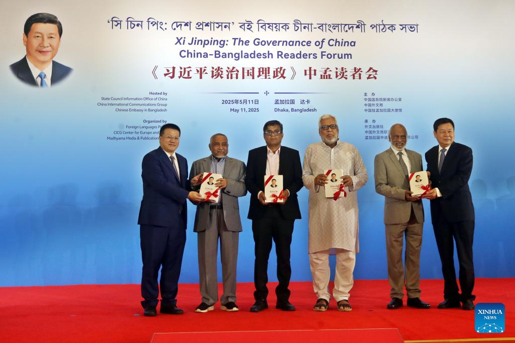 Chinese representatives present Bangladeshi counterparts with the books during the China-Bangladesh Readers Forum on Xi Jinping: The Governance of China in Dhaka, Bangladesh, May 11, 2025. The forum was held recently here with more than 350 attendees from the political, academic, business and media circles of both China and Bangladesh. (Photo:Xinhua)