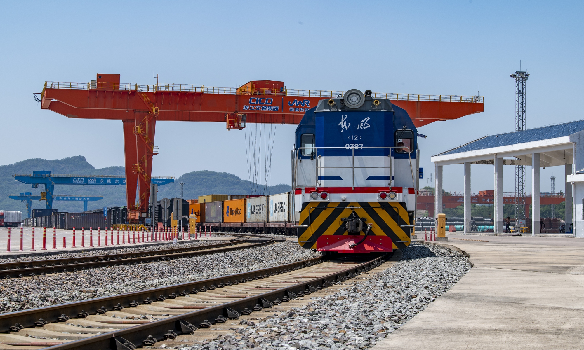 

A rail-sea intermodal freight train carrying products such as security doors, thermal mugs, leisure goods, power tools and fitness equipment leaves a train station in Jinhua, East China's Zhejiang Province, for the Ningbo-Zhoushan Port in Zhejiang on May 12, 2025. The products will be shipped to overseas markets from the port. Photo: VCG  