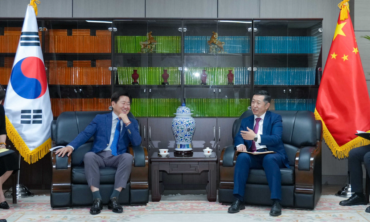 Governor of South Korea's Jeju Special Self-Governing Province Oh Young-hun visits the Chinese Consulate General and meets with Consul General Chen Jianjun on May 14, 2015 to express gratitude for the Chinese Coast Guard's rescue of a Jeju fishing boat. Photo: the Consulate General of China in Jeju