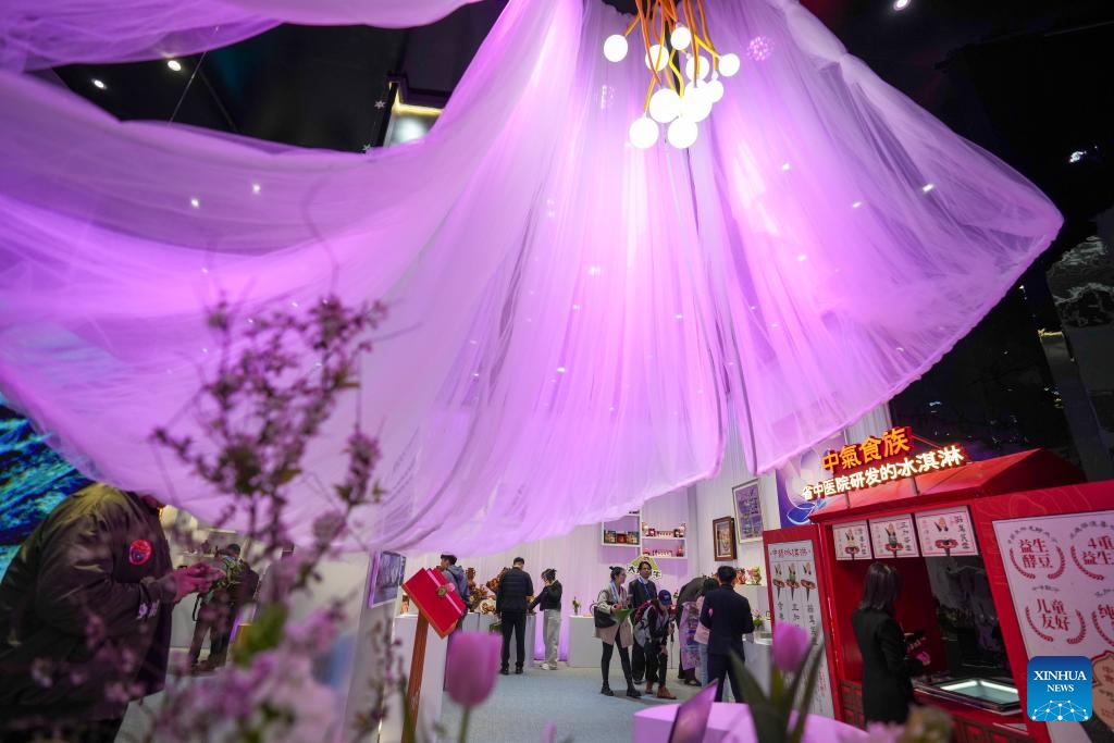 People visit the 34th Harbin International Economic and Trade Fair in Harbin, capital of northeast China's Heilongjiang Province, May 17, 2025. The fair opened here on Saturday, attracting exhibitors from over 110 countries and regions. (Photo: Xinhua)
