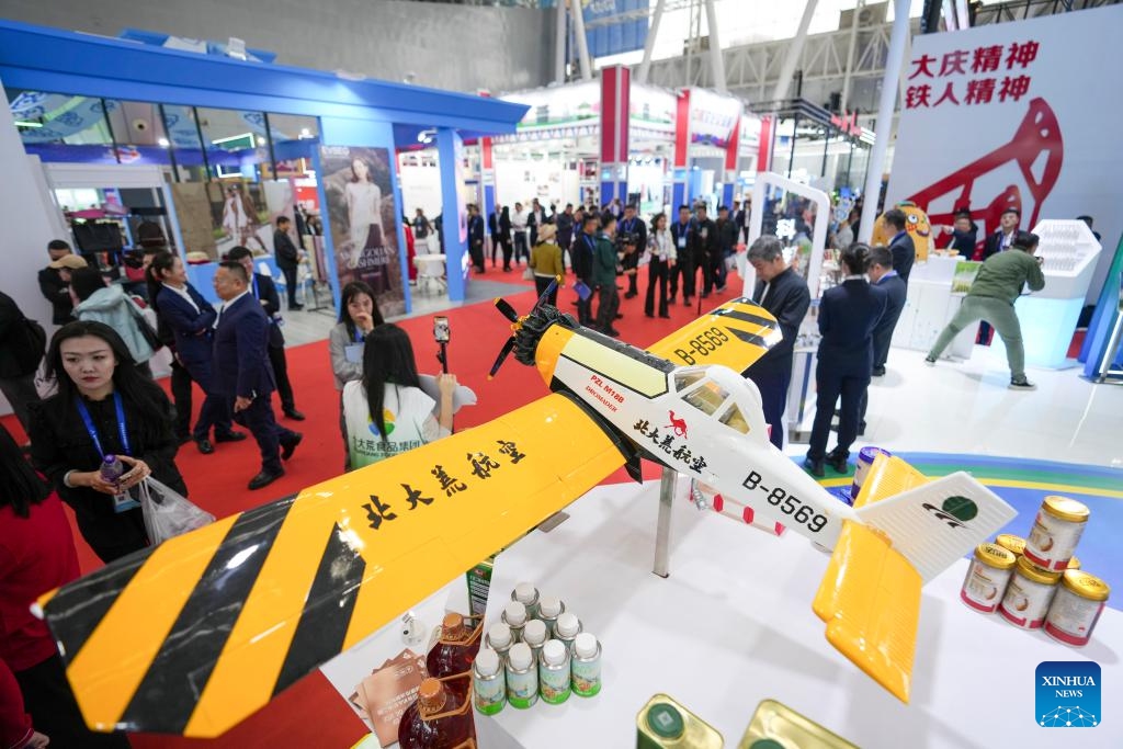 People visit the 34th Harbin International Economic and Trade Fair in Harbin, capital of northeast China's Heilongjiang Province, May 17, 2025. The fair opened here on Saturday, attracting exhibitors from over 110 countries and regions. (Photo: Xinhua)