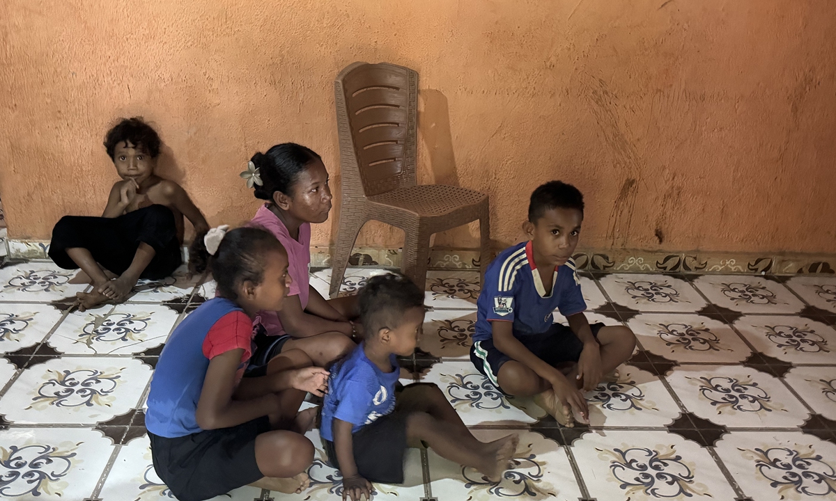 Children of Anna Isabel De Jesus and her neighbors gather together, waiting to watch TV in a village near Dili, Timor-Leste. Photo: Xie Wenting/GT 
