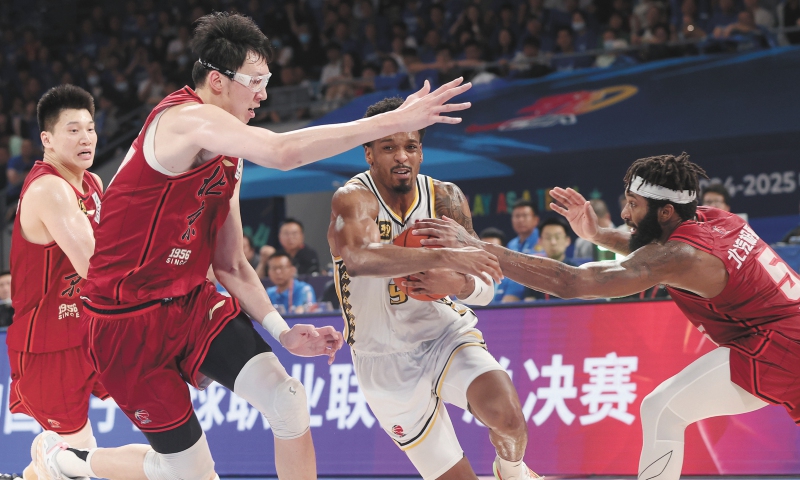 Barry Brown of the Zhejiang Lions (white) dribbles with the ball against the Beijing Ducks in Beijing during the sixth game of the best-of-seven CBA Finals on May 20, 2025. Photo: Cui Meng/GT 