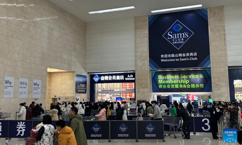 This undated file photo shows consumers shopping at Sam's Club in Xiqing District, Tianjin, north China. (Xinhua)