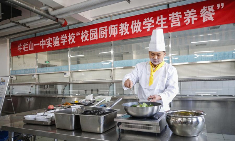 A chef gives a nutritious catering class steming from the implementation of the Nutrition School project in the school kitchen of the Experimental School Affiliated to Niulanshan First Secondary School in Shunyi District of Beijing, capital of China. File photo: Xinhua