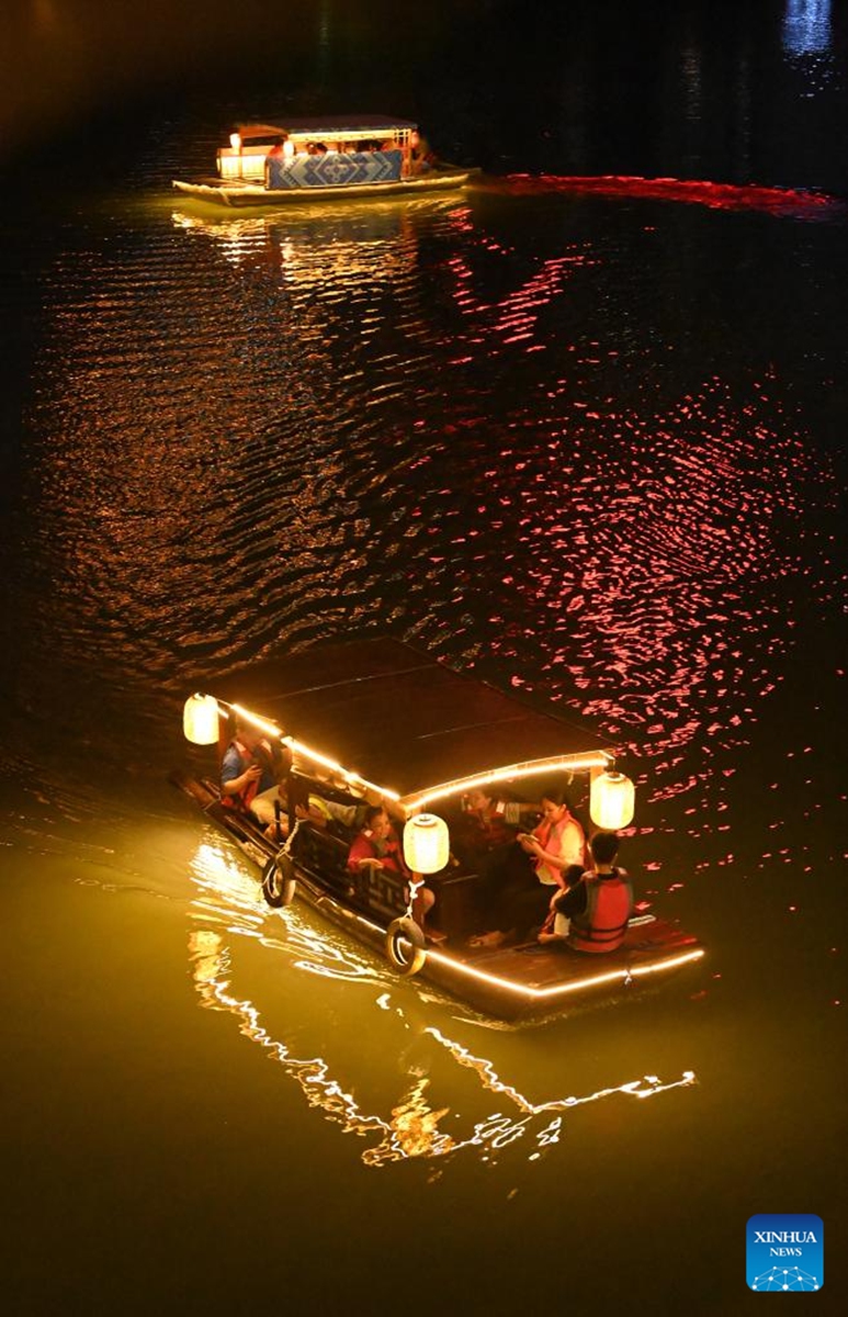 Tourists take boats in Nanning, south China's Guangxi Zhuang Autonomous Region, May 2, 2025. In recent years, Guangxi has been continuously focusing on the upgrade of consumption experience and promoting the integration of cultural tourism and commerce. Various night fairs and booths have boosted consumption and injected vitality into the night economy. Photo: Xinhua