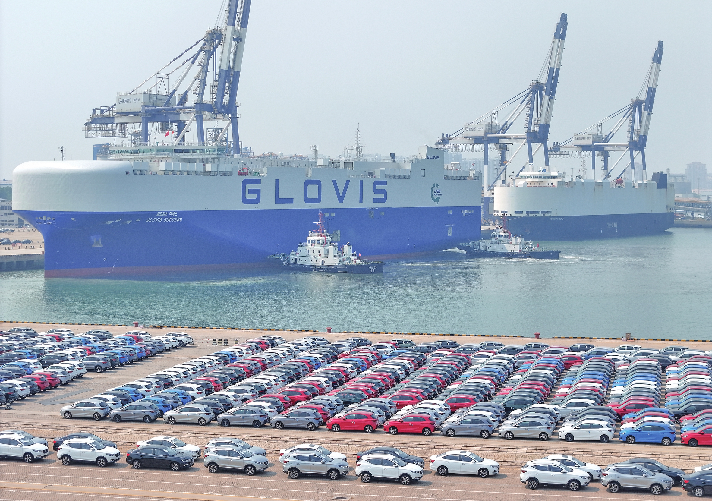 Vehicles are parked at a port in Yantai, East China's Shandong Province, on May 26, 2025, waiting to be loaded onto a carrier ship for export. From January to April, China's total automobile exports reached 1.937 million units, up 6 percent year-on-year, according to latest industry data.   
Photo: VCG
