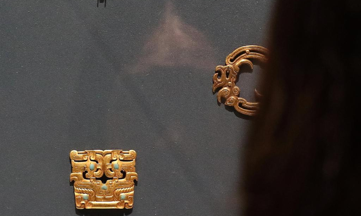 Goldware items are exhibited at the Bowers Museum in Orange County, California, the United States, May 22, 2025. (Photo by Qiu Chen/Xinhua)