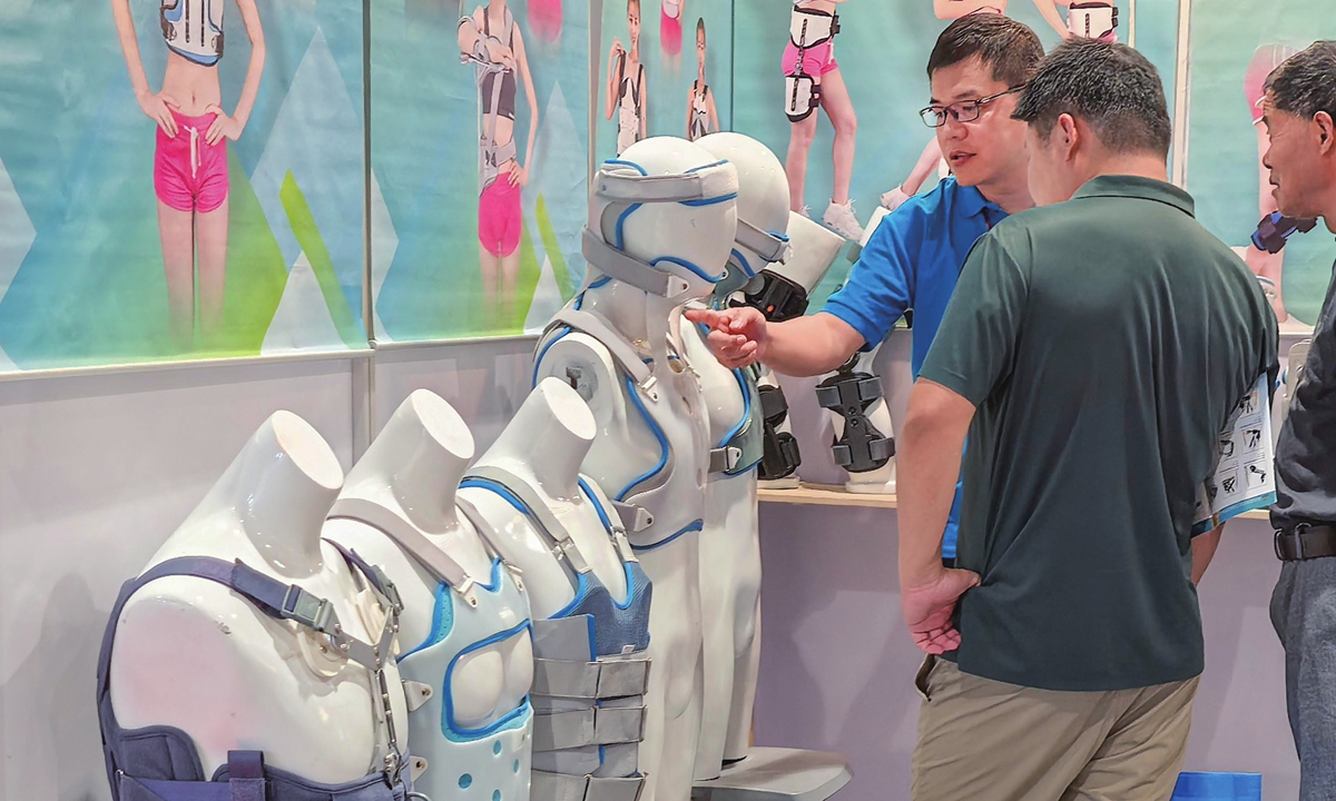 Attendees check medical devices at the 27th China International Medical Device (Jiangsu) Expo in Nanjing, East China's Jiangsu Province on May 27, 2025. The event covers an exhibition area of 25,000 square meters with more than 600 related enterprises participating, showcasing the latest technological progress in multiple medical fields and explore development trends. Photo: VCG
