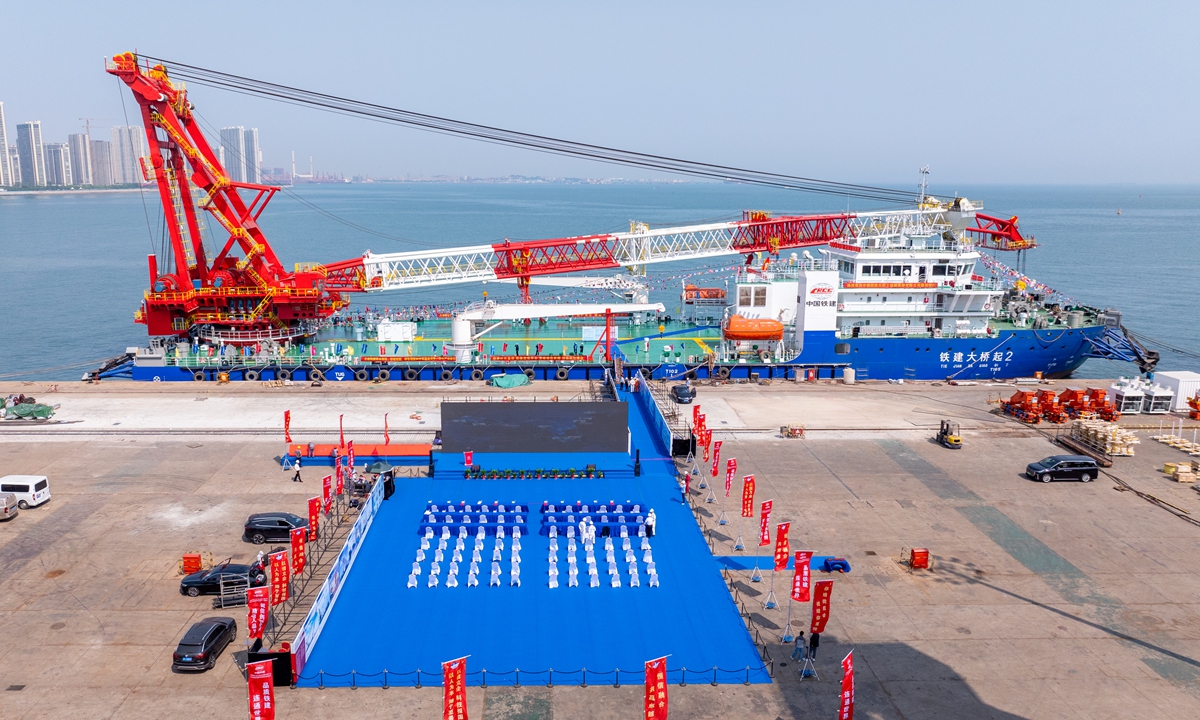 China's first 1300-ton all-rotating crane vessel that complies with both sea vessel standards and the height restrictions of the Yangtze River is delivered at a port in Qingdao, Shandong Province on May 28, 2025. Photo: cnsphoto