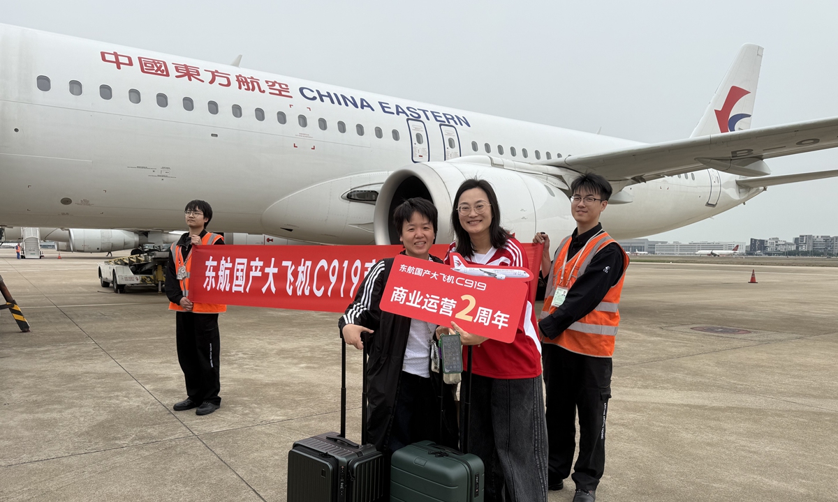 Passengers pose for a photo in front of a C919 aircraft before their flight from Shanghai to Chengdu, Southwest China's Sichuan Province on May 28, 2025.  Photo: Courtesy of China Eastern Airlines 