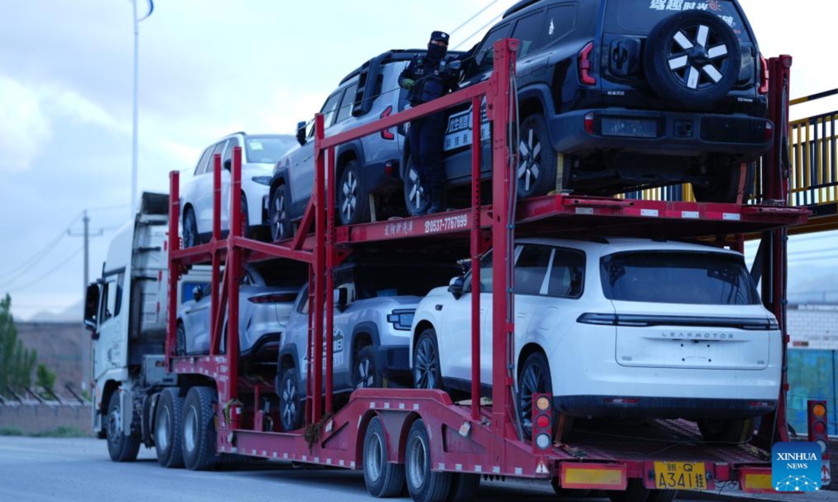 An immigration officer conducts inspection work at Irkeshtam port in Wuqia County, Kirgiz Autonomous Prefecture of Kizilsu in northwest China's Xinjiang Uygur Autonomous Region, June 1, 2025. The Irkeshtam port in northwest China's Xinjiang Uygur Autonomous Region launched a trial of 24-hour freight clearance operations on Sunday, making it the second land port in the region and the first in southern Xinjiang to adopt such a system. This move is aimed at enhancing trade logistics between China and Central Asia, according to the local immigration inspection station. (Photo by Fei Qiang/Xinhua)