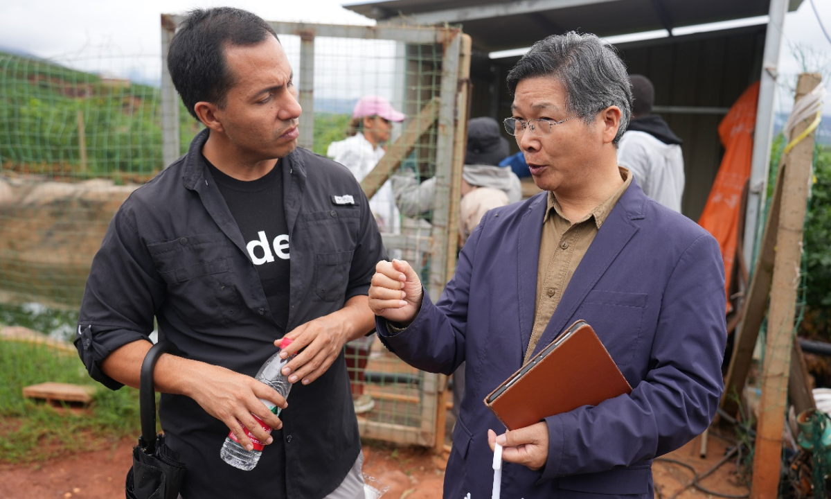 Peruvian agri-entrepreneur Robinson (left) discusses an organic liquid fertilizer fermentation system with Wei Longbao, Director of Zhejiang University’s Institute of Food Economics and Agribusiness Management. Photo: Wang Lei