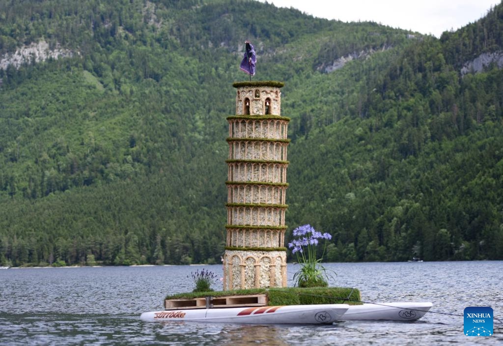 The photo taken on June 1, 2025 shows a float amid a float parade on water during the Daffodil Festival in Altaussee, Austria. (Xinhua/He Canling)
