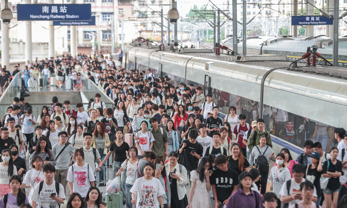 Passengers walk along the platform at Nanchang Station in East China's Jiangxi Province on June 2, 2025, as China's railway system saw a peak in return travel on the final day of the Dragon Boat Festival holidays. Photo: VCG