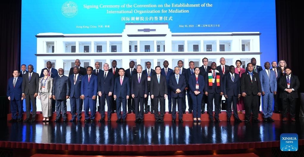 Chinese Foreign Minister Wang Yi, also a member of the Political Bureau of the Communist Party of China Central Committee, poses for a group photo with other guests at the signing ceremony of the Convention on the Establishment of the International Organization for Mediation (IOMed) in Hong Kong Special Administrative Region, on May 30, 2025. Photo: Xinhua