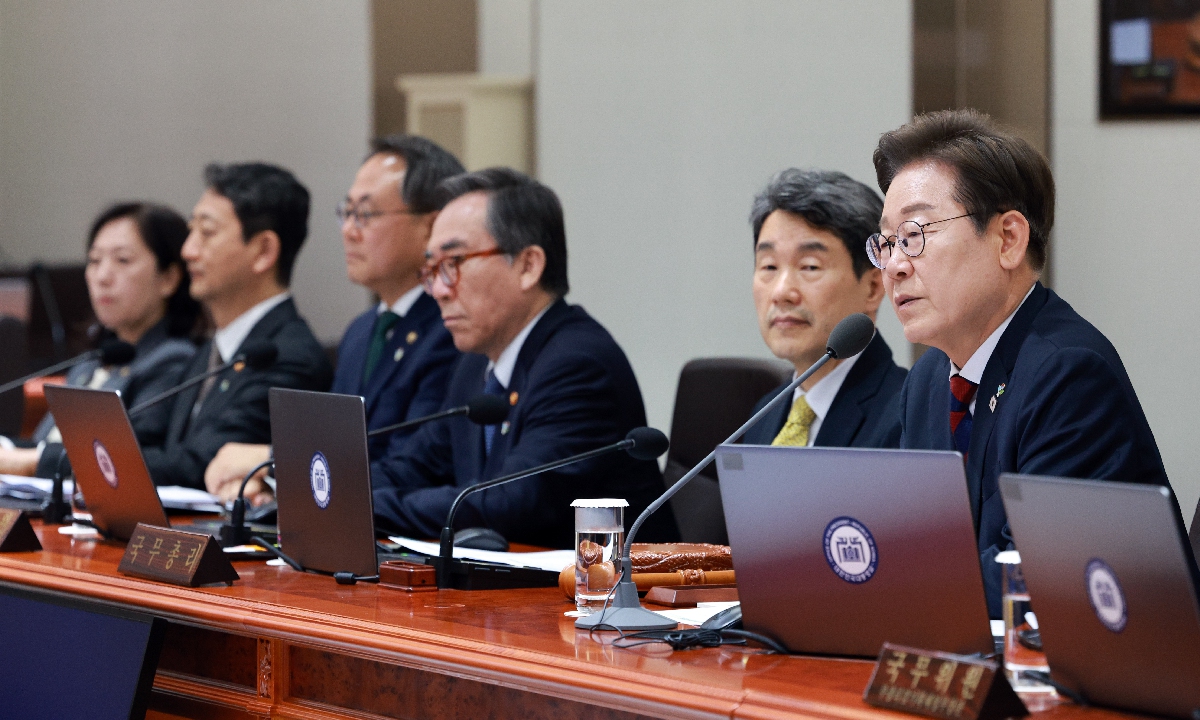 South Korea's new President Lee Jae-myung holds his first cabinet meeting on June 5, 2025 at the Presidential office in Seoul, focused on devising an emergency package to address stagnating economic growth and aid households, moving swiftly to start tackling a top campaign pledge, Reuters reported. Photo: VCG