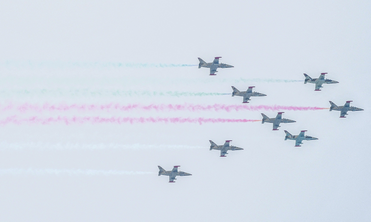 Algerian airforce fly in formation over the capital Algiers on July 5, 2022, as the country celebrates the 60th anniversary of its independence. Photo: VCG