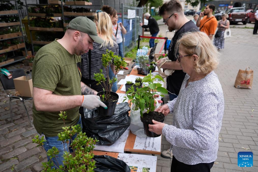 People exchange discarded electrical appliances for plants in Warsaw, Poland, on June 7, 2025. Warsaw has organized multiple swap points where people can bring discarded electrical appliances in exchange for plants. (Photo: Xinhua)