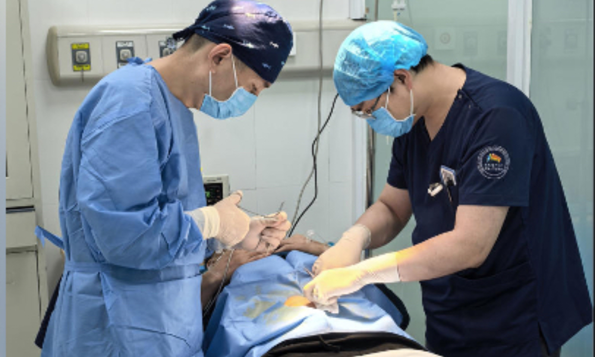 Anti-alcohol chip surgery was performed in a hospital in Chongqing. Photo: Screenshot from media reports