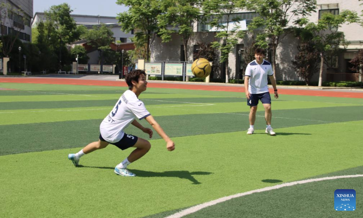 Members of a faustball team play during a training in Chengdu, southwest China's Sichuan Province, on April 27, 2025. Faustball, also known as fistball in English, is most popular in German-speaking countries such as Germany, Austria, and Switzerland.

In 1786, Johann Wolfgang von Goethe, the renowned German writer known for his poetic drama Faust, mentioned a fistball match between four noblemen from Verona and four from Venice in his travel diary An Italian Journey. (Xinhua)