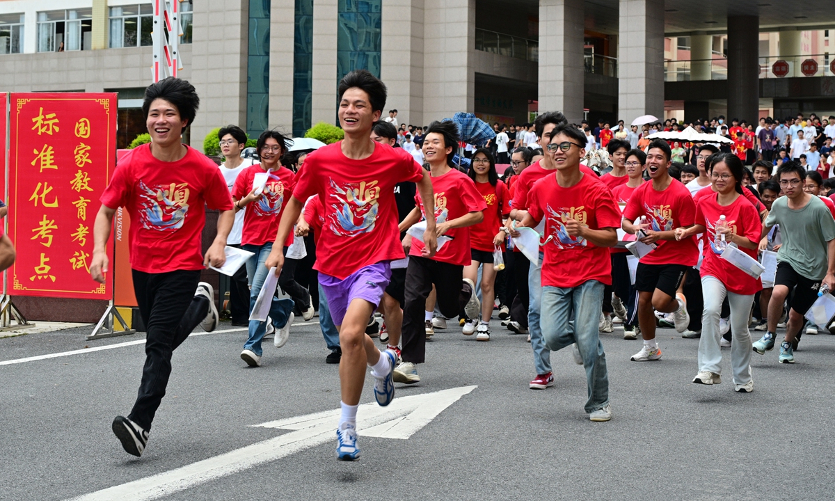 Students, after finishing their first session of the national college entrance exam or gaokao, rush out of the exam hall in a school in Yulin, South China's Guangxi Zhuang Autonomous Region, on June 7, 2025. A total of 13.35 million students participated in this year's gaokao. Photo: VCG