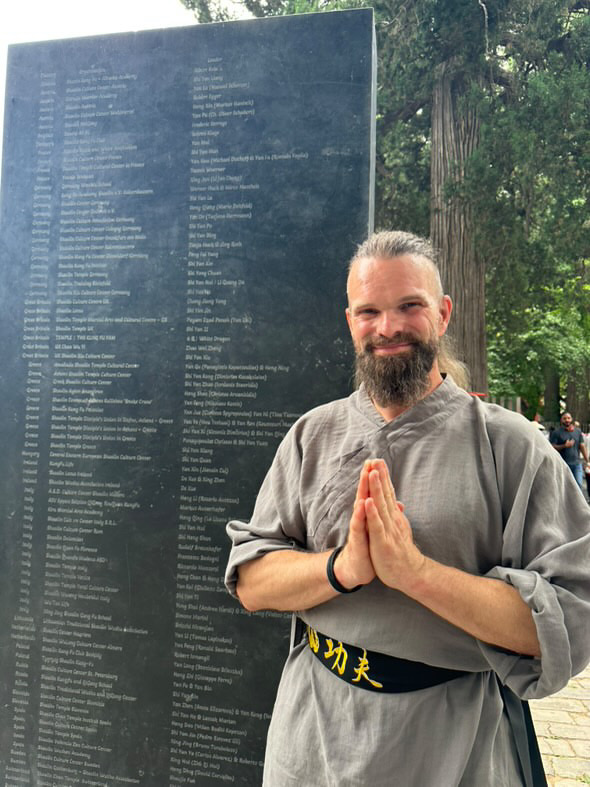 Piture of German metal singer Alea der Bescheidene in Shaolin Temple.
