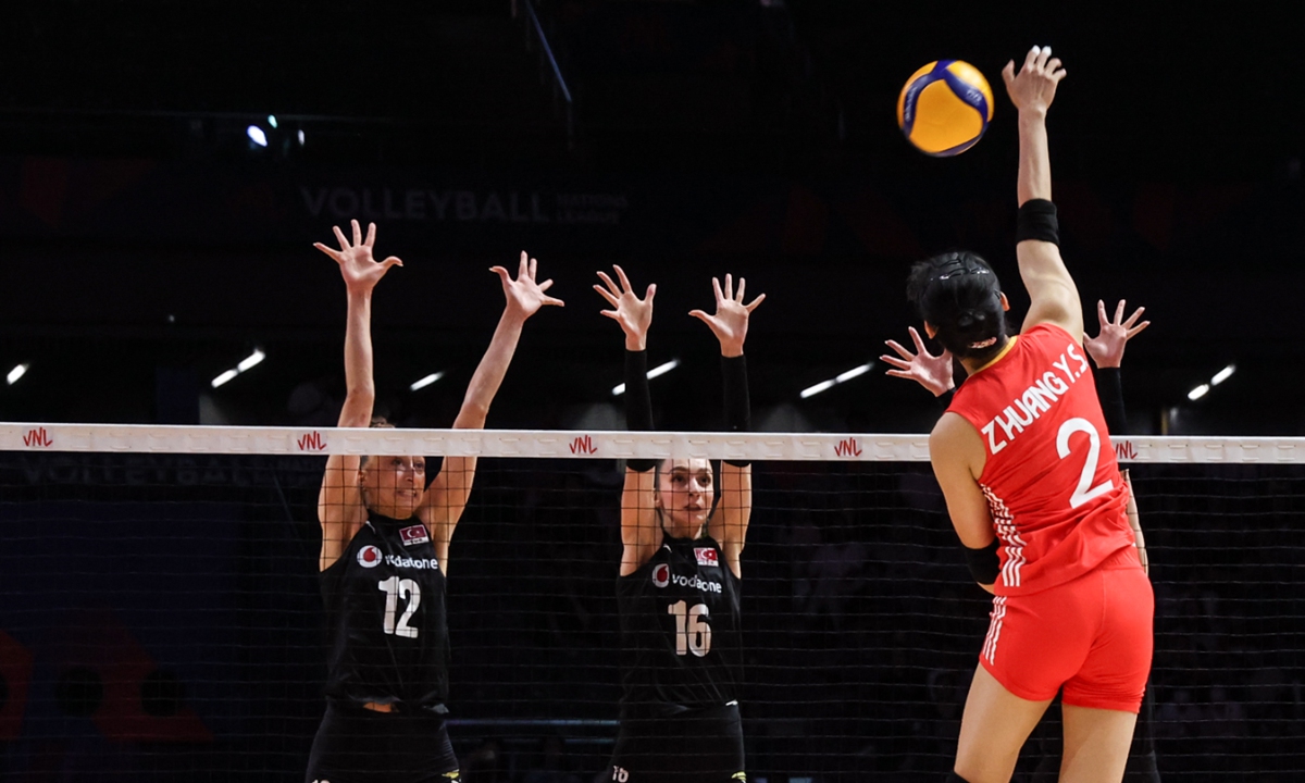 Chinese volleyball player Zhuang Yushan (right) spikes the ball during a match against Turkey at the Women's Volleyball Nations League 2025 Beijing at the National Indoor Stadium in Beijing on June 8, 2025. The Chinese team lost 25-19, 20-25, 31-29, 26-28, 12-15. Photo: VCG