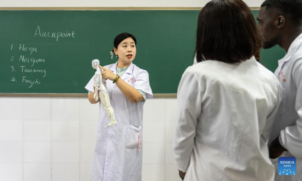 Teacher Ding Le (1st L) gives a class on acupuncture to international students at Changsha Medical University in Changsha, central China's Hunan Province, June 19, 2025.
The international exchanges division of Changsha Medical University was established in 2006. Currently, more than 20 international students from 13 African countries are pursuing further studies at the institution.
The school promotes cultural exchange globally while popularizing traditional Chinese medicine through courses including surgery, medicine, acupuncture, and tuina (therapeutic massage). (Xinhua/Chen Sihan)