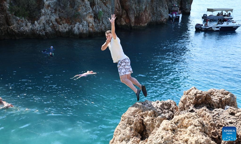 A man dives near a beach in Antalya, Türkiye, on June 7, 2025. (Photo: Xinhua)