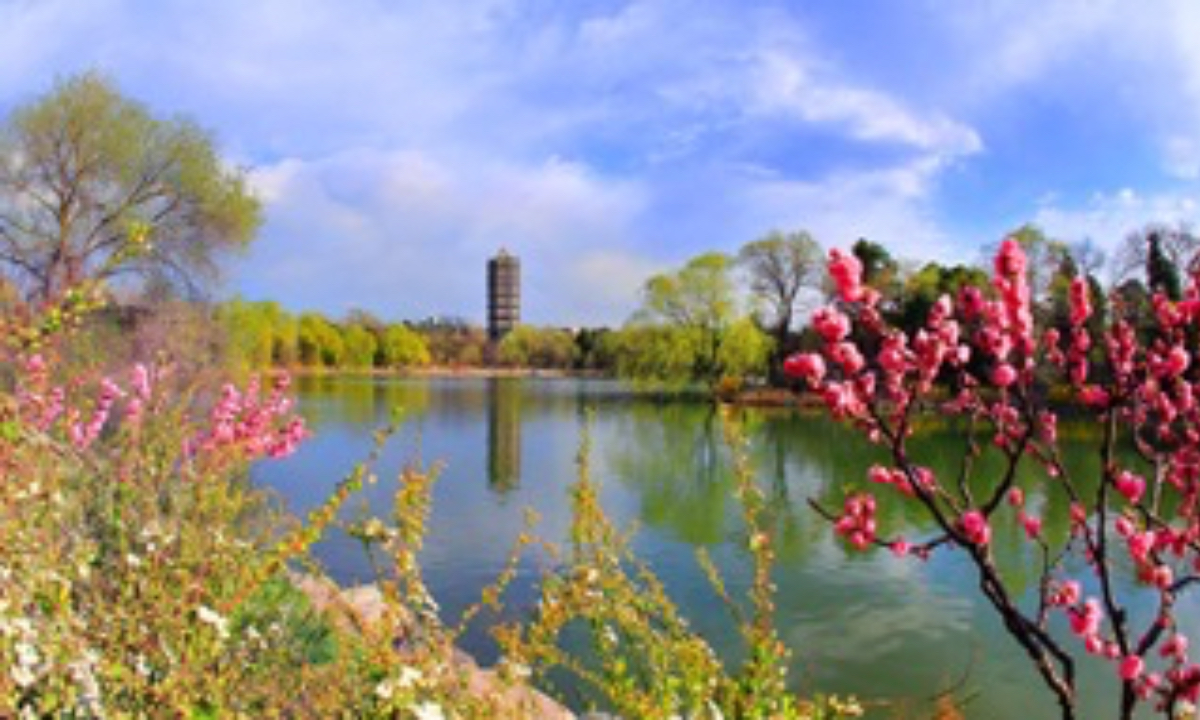 Peking University's Weiming Lake Photo: Official website of the Peking University 