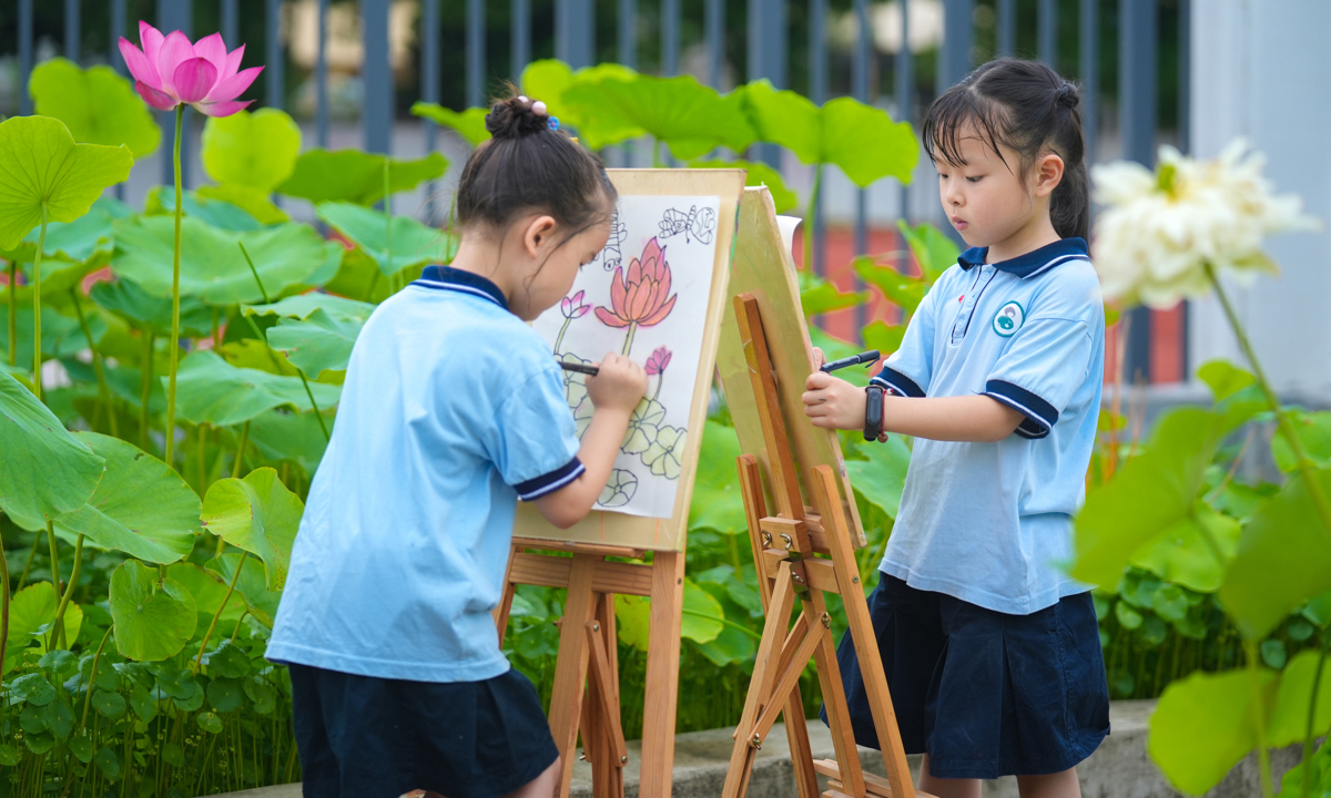 Children in Huzhou, East China's Zhejiang Province, depict the scenery of blooming lotus flowers on June 19, 2025. Photo: VCG