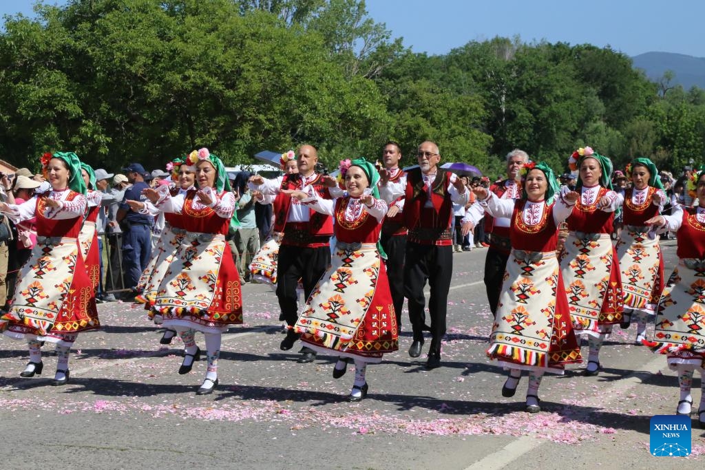 People perform during the rose picking ceremony in Kazanlak, Bulgaria, June 8, 2025. The 2025 Rose Festival was held in Kazanlak, Bulgaria. The festival has been organized since 1903. (Photo: Xinhua)