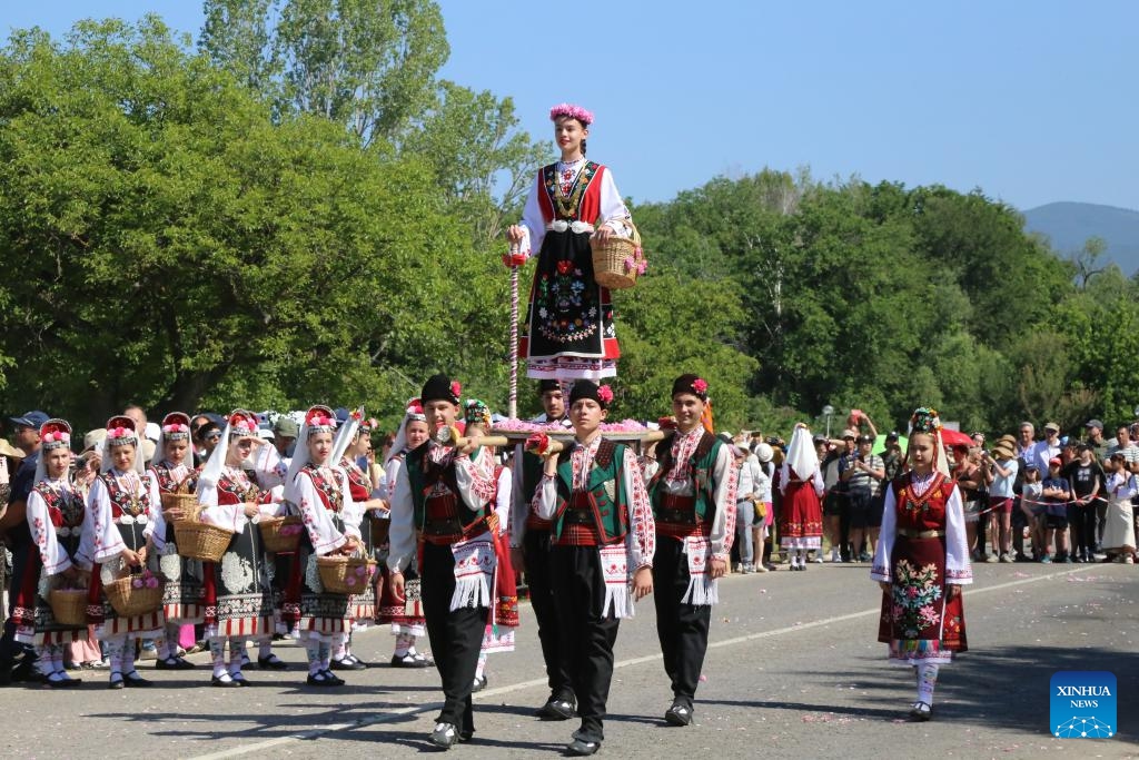 People perform during the rose picking ceremony in Kazanlak, Bulgaria, June 8, 2025. The 2025 Rose Festival was held in Kazanlak, Bulgaria. The festival has been organized since 1903. (Photo: Xinhua)