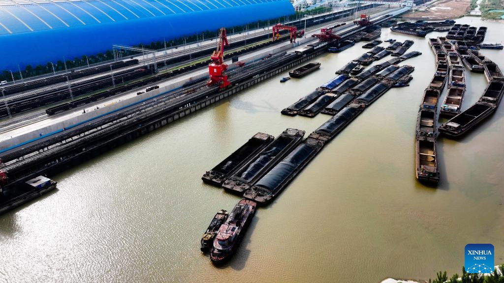 An aerial drone photo taken on June 8, 2025 shows ships docking for coal transportation at Liangshan Port in Jining, east China's Shandong Province. Liangshan Port serves as an important logistics hub connecting the western coal-producing areas with the Yangtze River Economic Belt. To ensure the coal supply during the peak demand period in summer, Liangshan Port has focused on streamlining the mining, storage, transportation and sales of coal. (Photo: Xinhua)